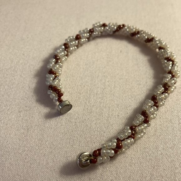 NWOT - White and Copper Coloured Twisted Design Beaded Magnetic Clasp Bracelet - Picture 4 of 7